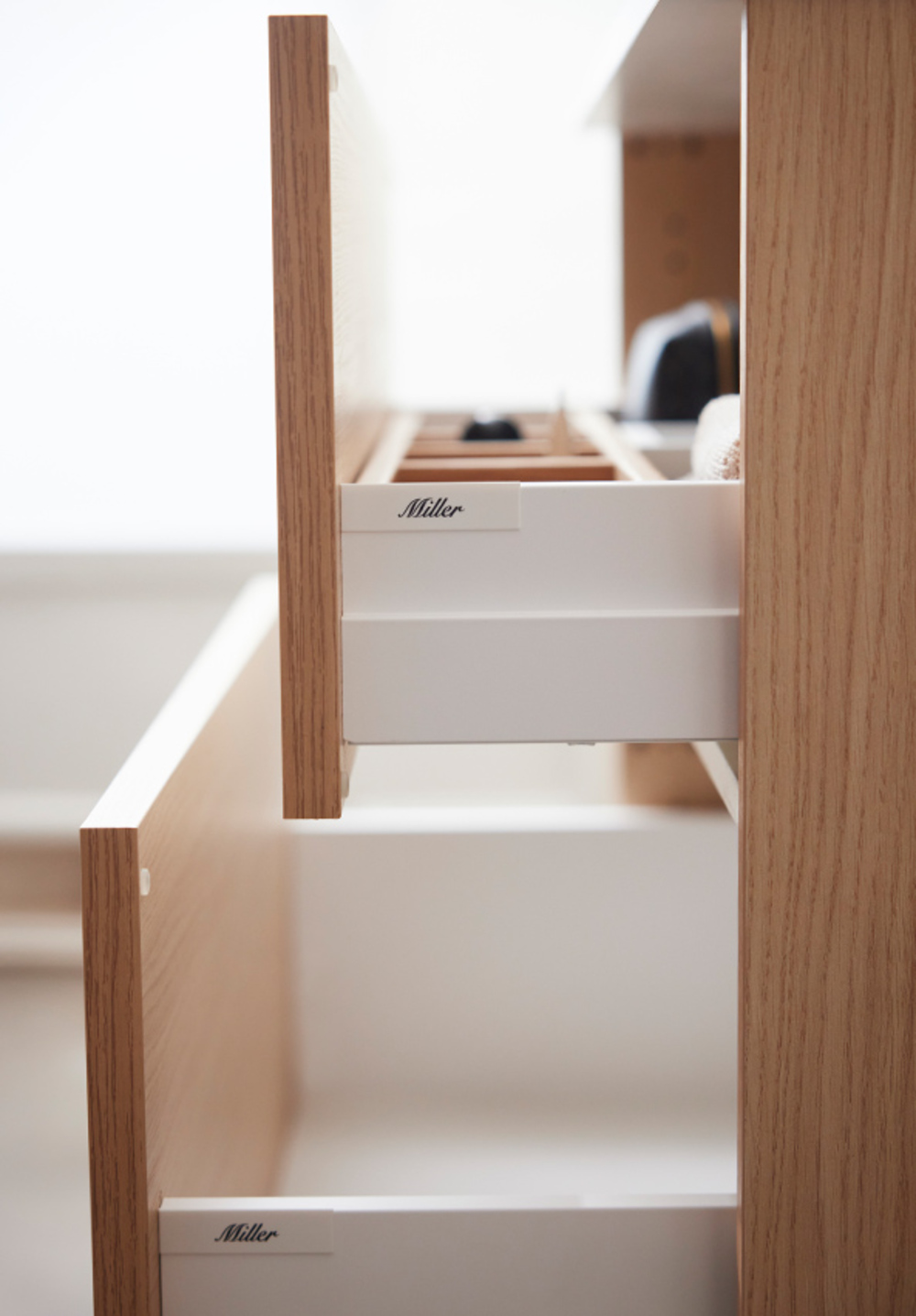 Kommod med öppna lådor